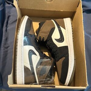 Nike air Jordan’s 1s mid se